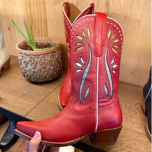 ISO Tecovas Sadie Cherry Bloom size 7